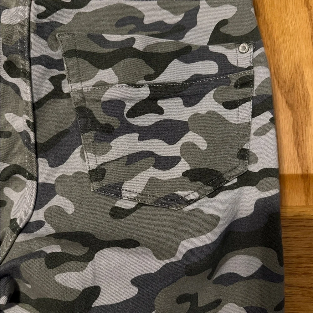 Rock & Republic Camo Green and Gray Leggings 8 - Picture 5 of 6